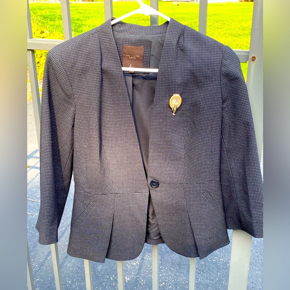 Teacher jacket on fleek! The details. The structured jacket is classic